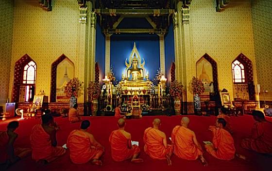 buddhism people praying