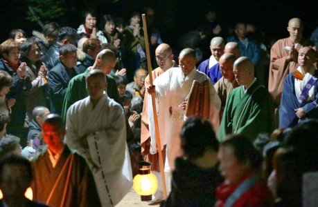 In a feat of incredible mental discipline, Buddhist Monk Kogen Kamahori recited 100,000 sutras for nine days with no food, drink or sleep.