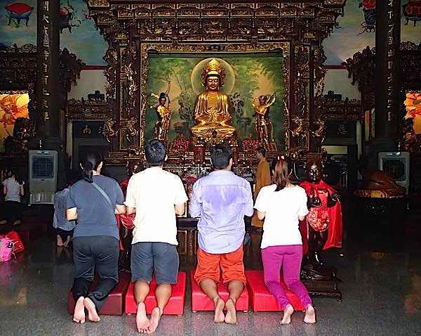 Buddha Weekly Devotees Praying Main Altar Main Prayer Pavilion Kuan Yin Temple Klang Teluk Pula Buddhism