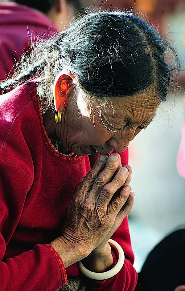 Buddha Weekly Tibetan praying prostrating Buddhism