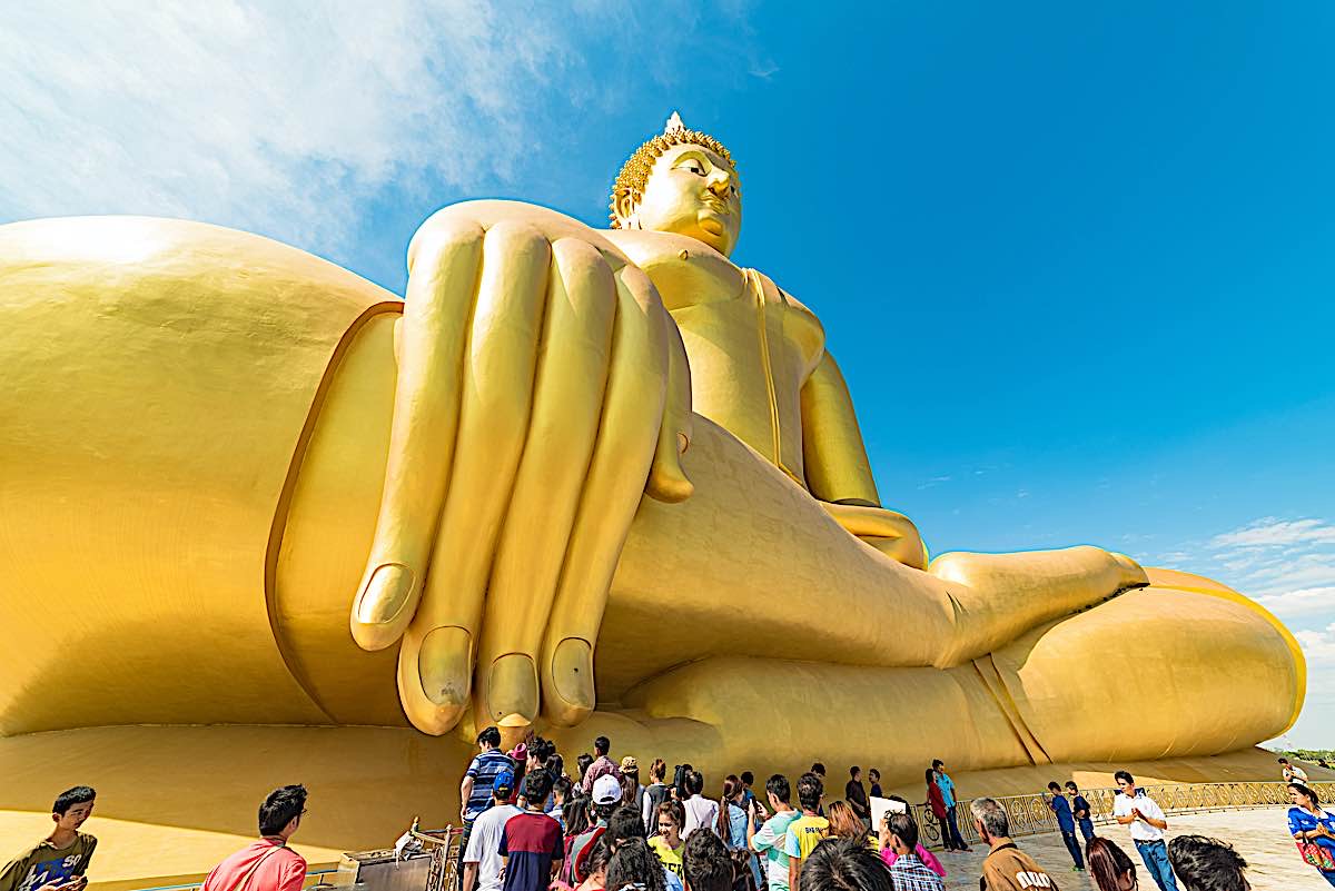 Buddha Weekly Buddhist touch the Big Buddha of Thailand Buddhism