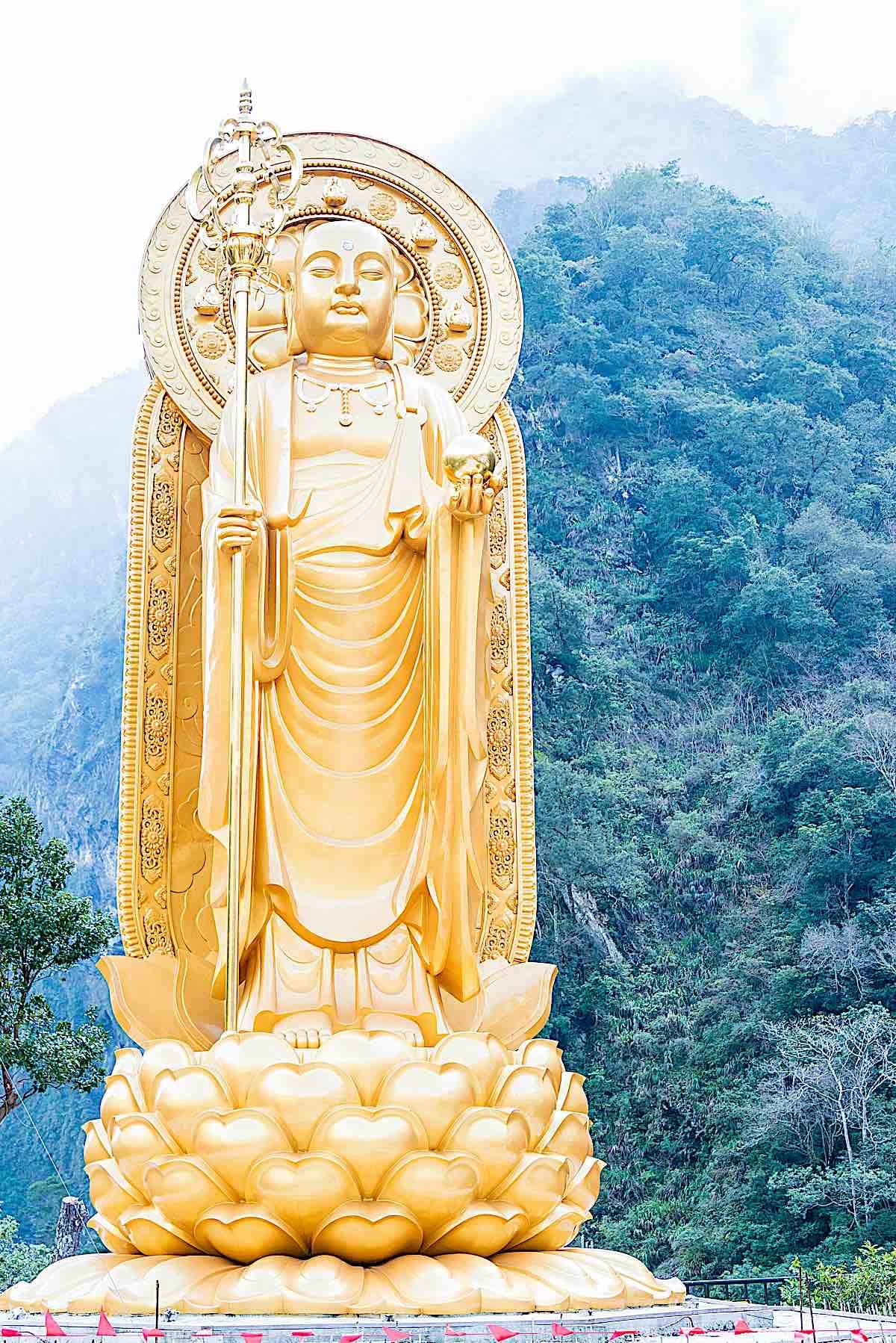 Buddha Weekly Kshitigarbha Statue at Xiangde Temple Taroko National Park Hualien Taiwan dreamstime xxl 90754042 Buddhism