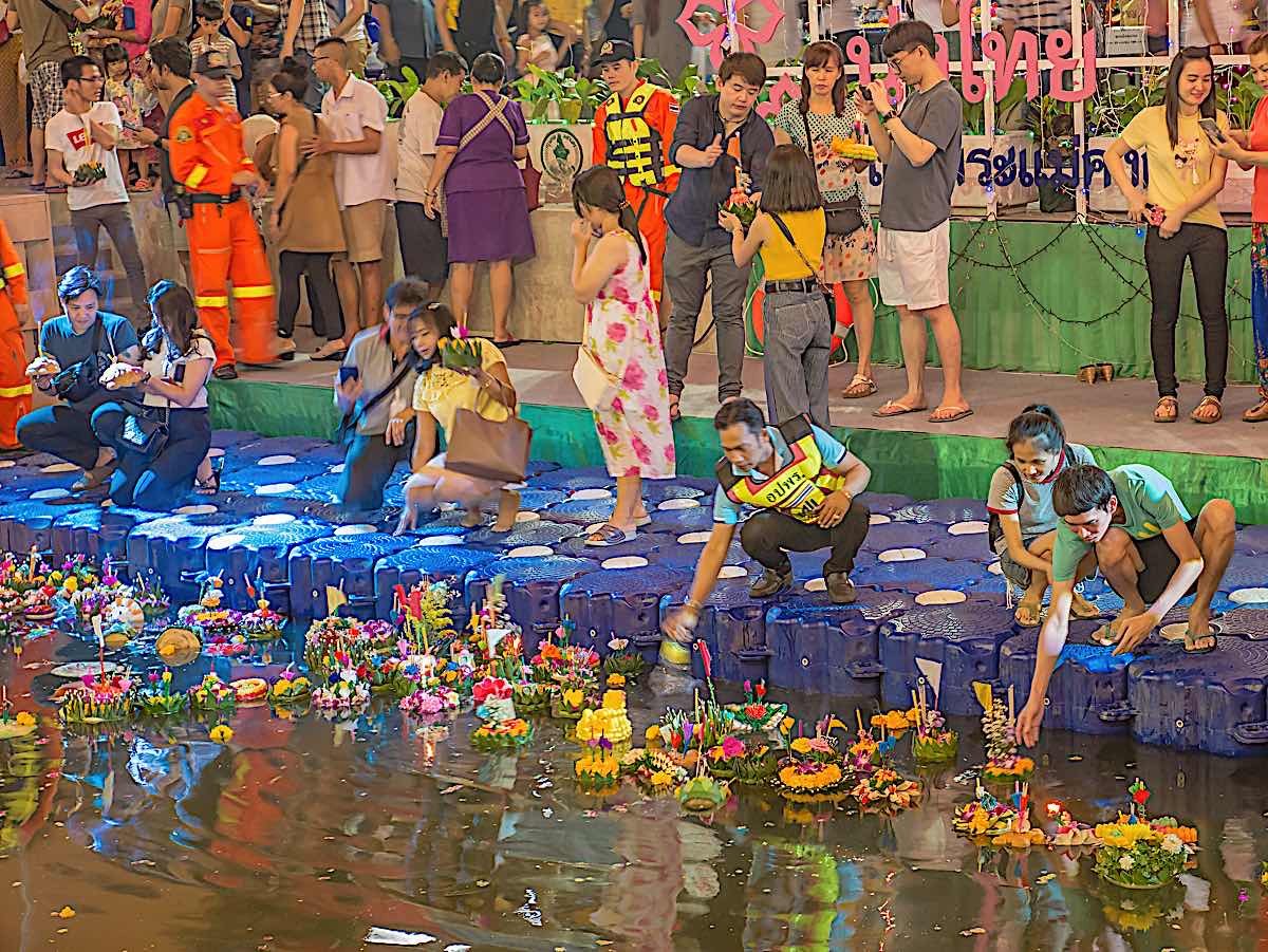 Buddha Weekly Loi Krathong Festival on Khlong Ong Ang Canal dreamstime m 169884155 Buddhism