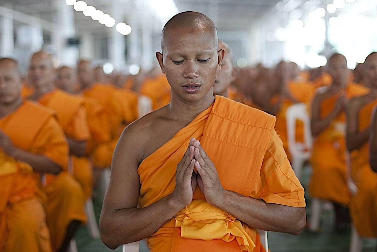 buddhist praying