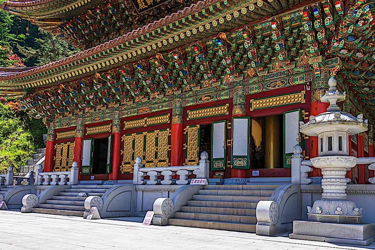 Buddha Weekly The Great Teacher Hall Daejosajeon of Korean Buddhist Temple Komplex Guinsa South Korea dreamstime l 148180720 Buddhism