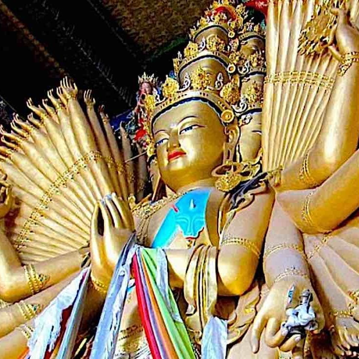 Among the most iconic forms of the great Bodhisattva Avalokiteshvara is the
1000-Armed form, symbolic of the countless rescuing hands of compassion.
