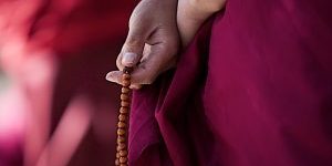 Buddha-Weekly-Mala Beads Monk Buddhist mantra dreamstime_xl_23083212-Buddhism